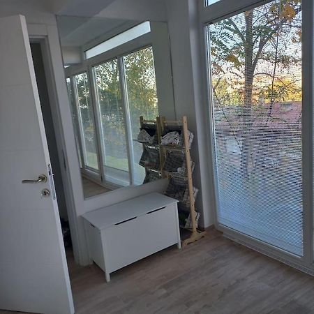 Lovely 1- Bedroom Condo Close To Downtown Скопие Екстериор снимка