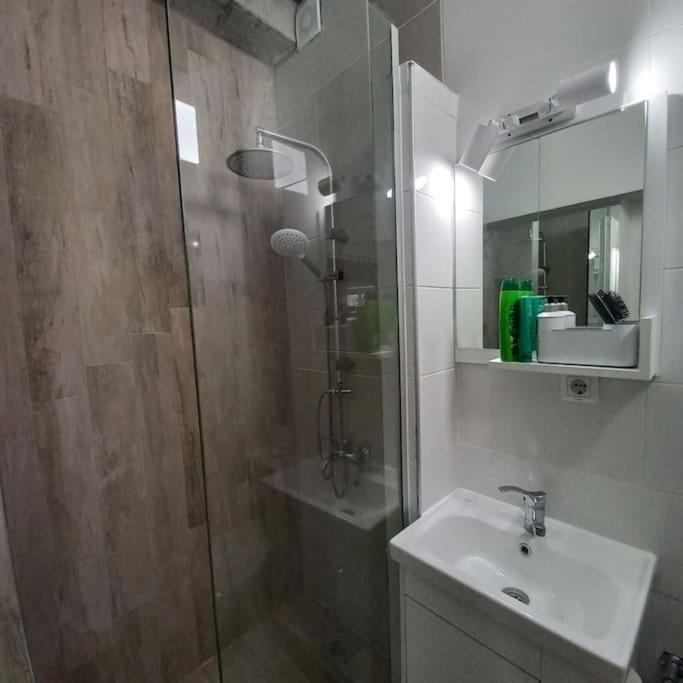 Lovely 1- Bedroom Condo Close To Downtown Скопие Екстериор снимка