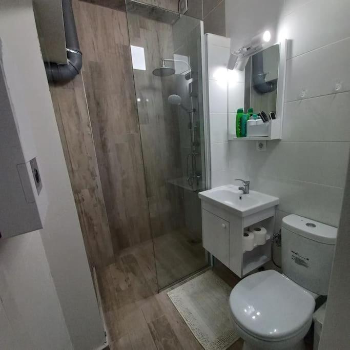 Lovely 1- Bedroom Condo Close To Downtown Скопие Екстериор снимка