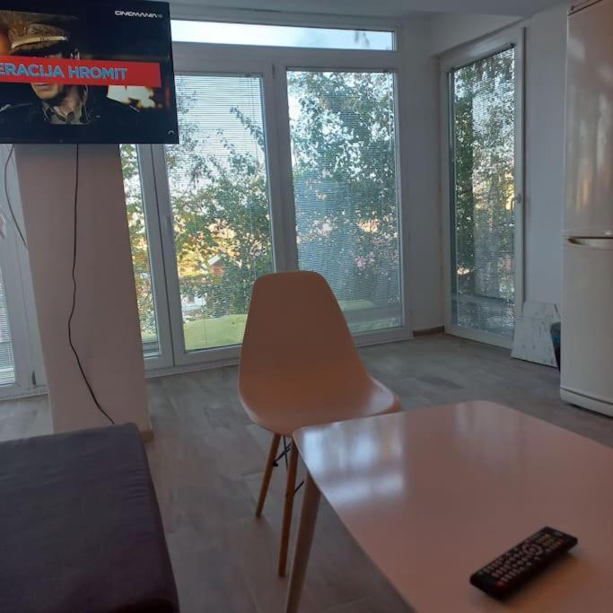 Lovely 1- Bedroom Condo Close To Downtown Скопие Екстериор снимка