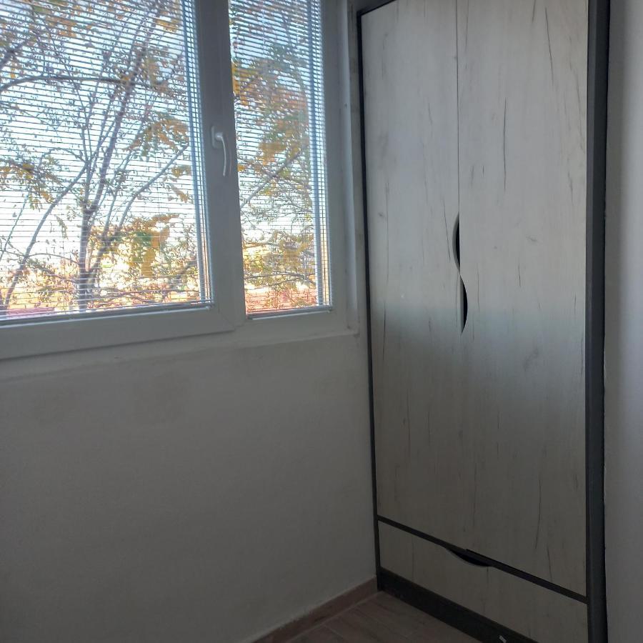 Lovely 1- Bedroom Condo Close To Downtown Скопие Екстериор снимка